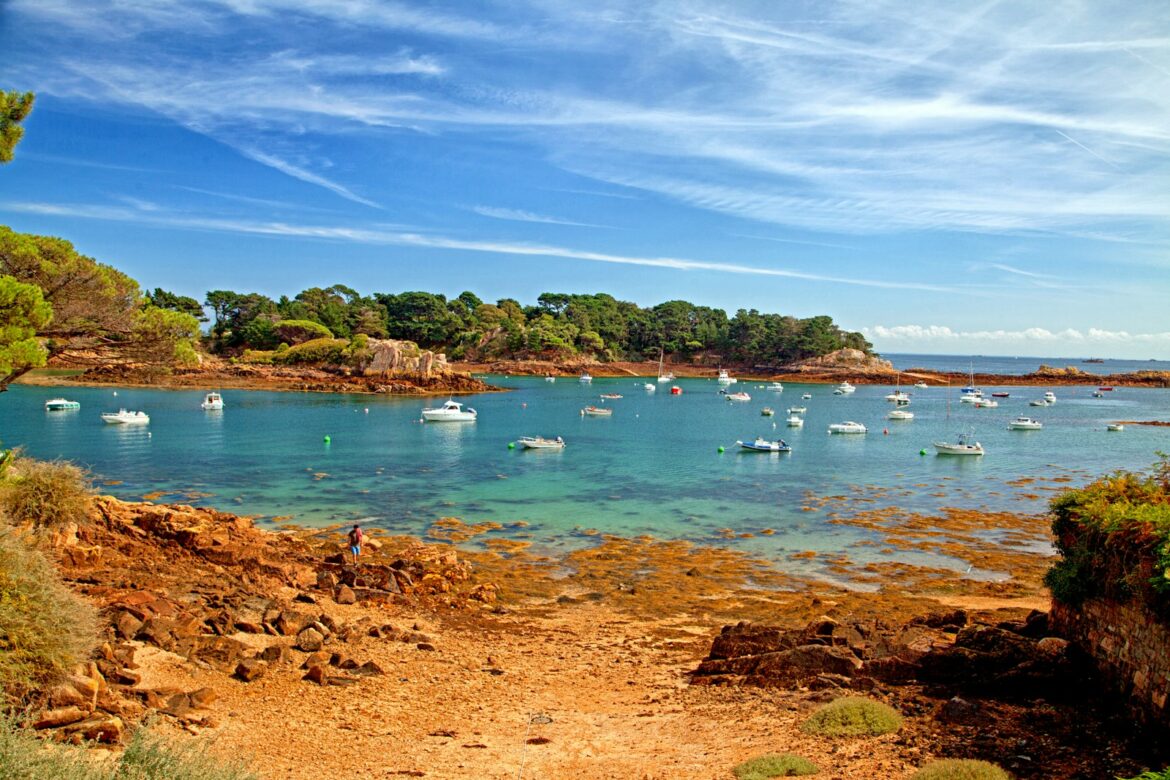 Plage Bretagne: sable blanc et eaux turquoise rivalisent tropiques