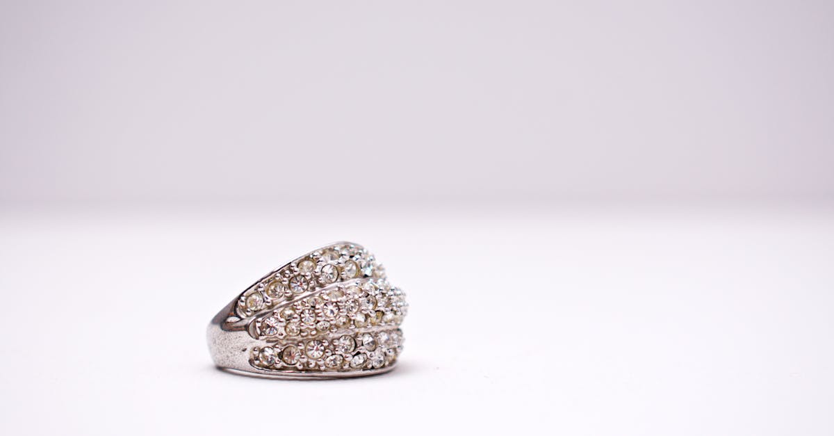 Laetitia Casta embrasse la tendance bijoux incontournable des d&eacute;fil&eacute;s