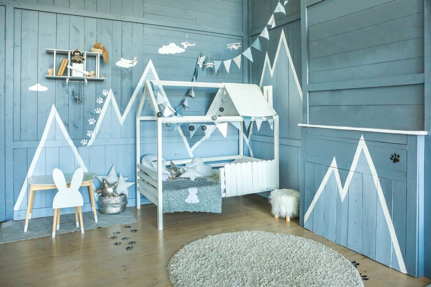 Quels sont les indispensables pour une chambre de garçon harmonieuse avec un lit cabane ?
