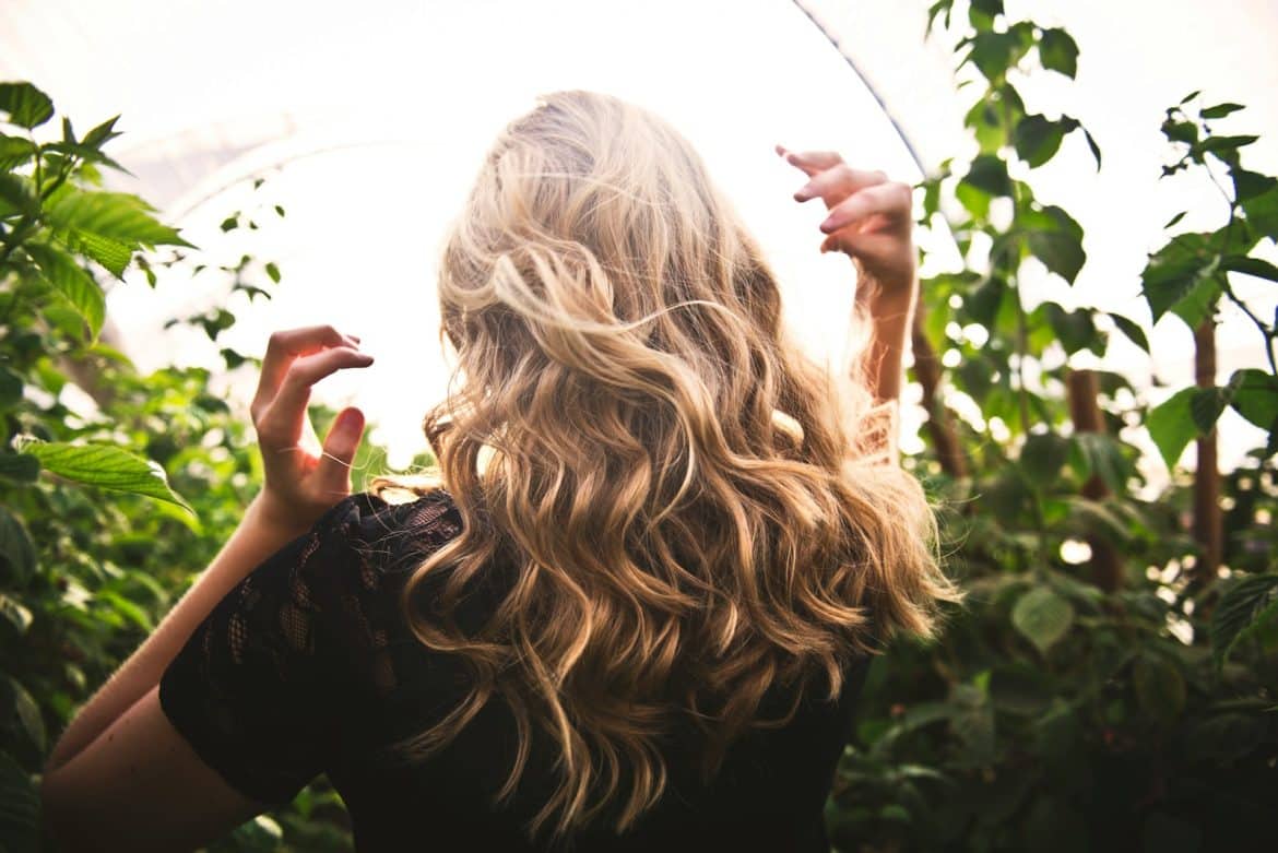 Reflets jaunes sur cheveux blonds : comment les neutraliser ?