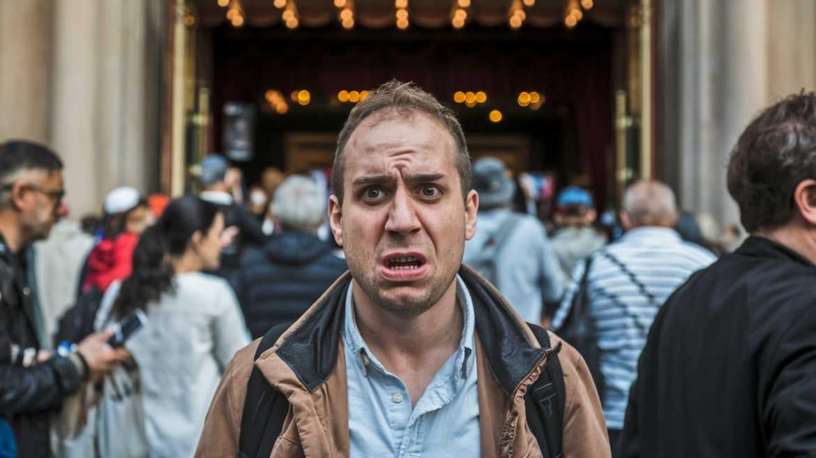 Un spectateur quitte le spectacle de Mustapha El Atrassi, se sentant offensé : une affaire de temps pour les gwers