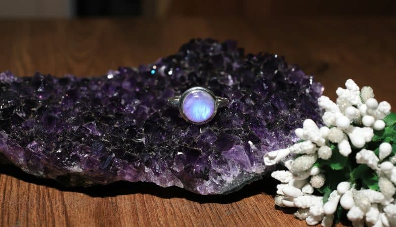 Quand les bijoux en pierre naturelle deviennent des accessoires du quotidien