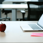 Invisible aux pommes : comment aborder le sentiment d&rsquo;invisibilit&eacute; dans le couple ou au travail selon les psychologues f&eacute;minines ?