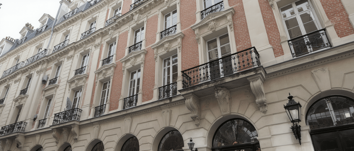 Dominique Strauss-Kahn : découvrez l’élégant hôtel particulier de 240 m² qu’il occupait Place des Vosges avant sa chute