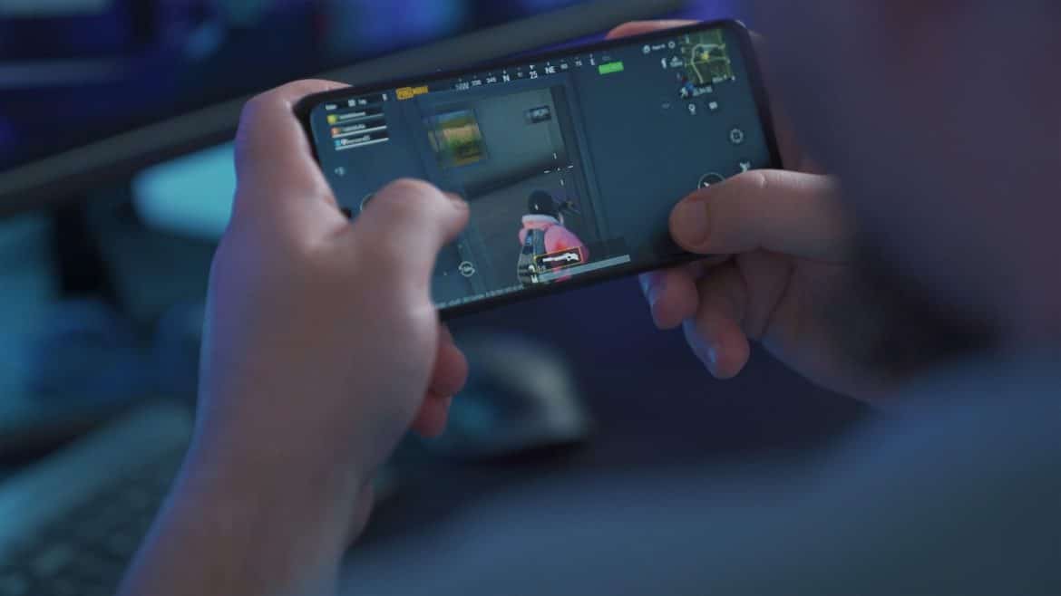 Jouer à ses jeux mobiles en voyage : les bonnes pratiques à connaître