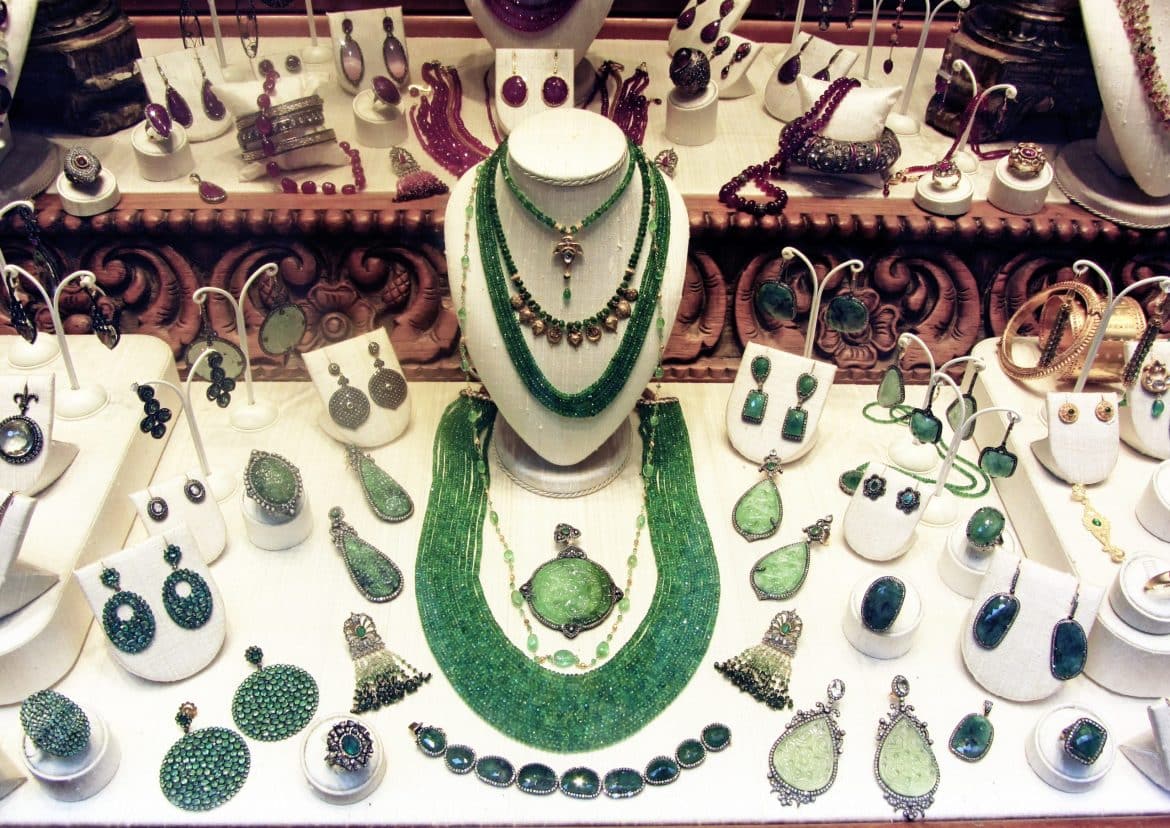 Bagues et colliers pour femmes : comment choisir les bijoux qui compl&egrave;tent une tenue
