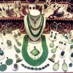 Bagues et colliers pour femmes : comment choisir les bijoux qui compl&egrave;tent une tenue
