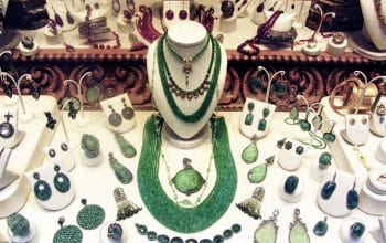 Bagues et colliers pour femmes : comment choisir les bijoux qui compl&egrave;tent une tenue
