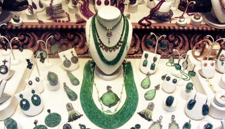 Bagues et colliers pour femmes : comment choisir les bijoux qui compl&egrave;tent une tenue