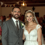 St&eacute;phane et Nejla de L&rsquo;amour est dans le pr&eacute; c&eacute;l&egrave;brent leur mariage dans la petite salle comble d&rsquo;un village de 334 habitants
