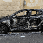 Incendie cibl&eacute; &agrave; Marseille : la voiture de l&rsquo;influenceuse Carla Moreau ravag&eacute;e, une myst&eacute;rieuse lettre de la DZ Mafia d&eacute;couverte sur les lieux