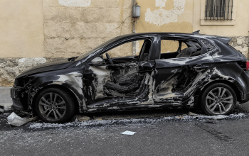 Incendie cibl&eacute; &agrave; Marseille : la voiture de l&rsquo;influenceuse Carla Moreau ravag&eacute;e, une myst&eacute;rieuse lettre de la DZ Mafia d&eacute;couverte sur les lieux