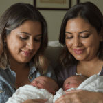 Kelly Vedovelli d&eacute;voile ses liens familiaux : Sheryfa Luna, sa belle-m&egrave;re, apr&egrave;s la naissance des jumelles