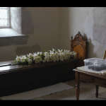 Alain Delon : les objets insolites et symboliques d&eacute;pos&eacute;s par Alain-Fabien dans le cercueil de son p&egrave;re, entre pistolet, chat congel&eacute; et autres animaux