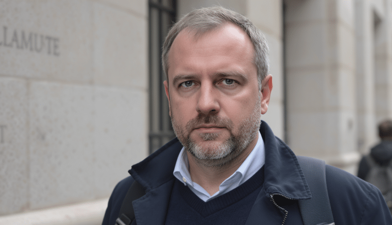 Guillaume Pley riposte : il porte plainte pour diffamation suite aux accusations et t&eacute;moignages