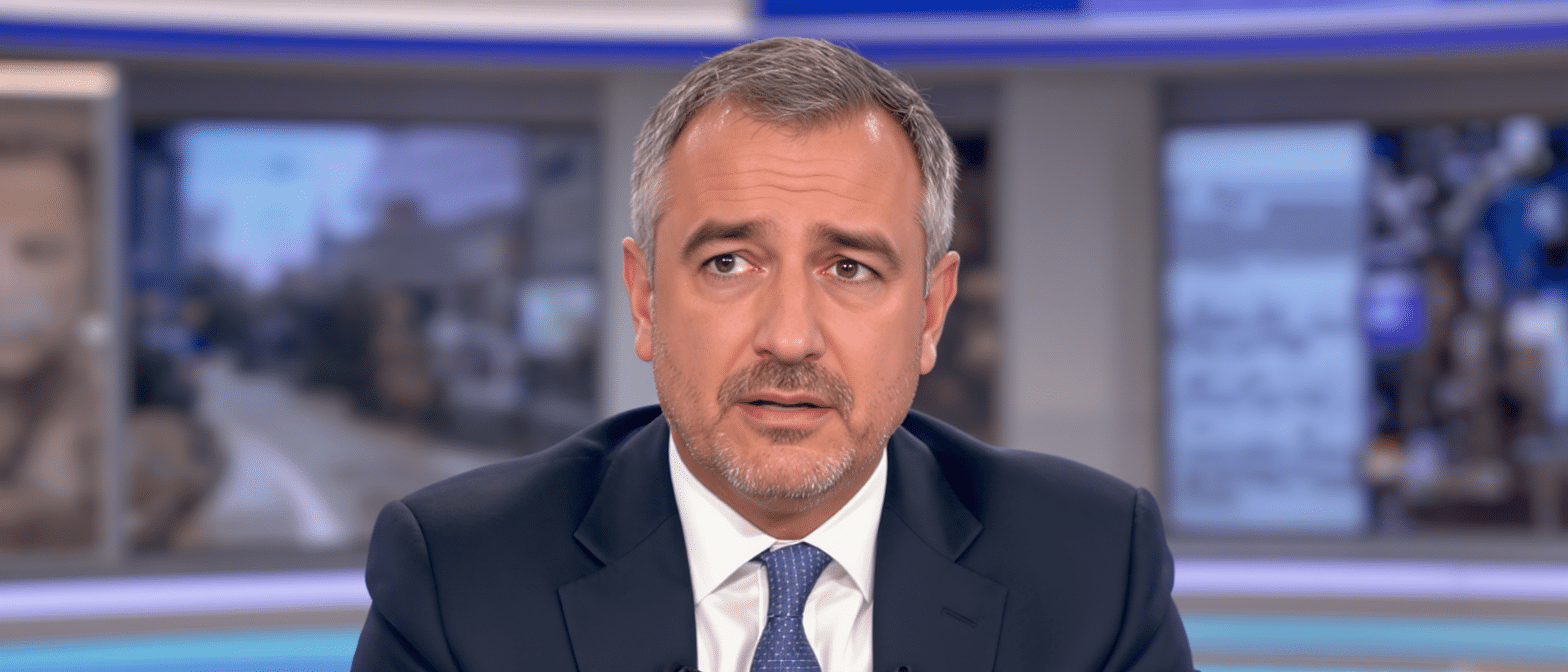 David Pujadas en larmes en direct sur LCI : &laquo; Je ne sais pas si je dois m&rsquo;excuser &raquo;