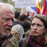 Rapha&euml;l Glucksmann conspu&eacute; lors d&rsquo;une manifestation appuy&eacute;e par Alexandra Lamy et Flavie Flament : quand le soutien vire &agrave; l&rsquo;humiliation