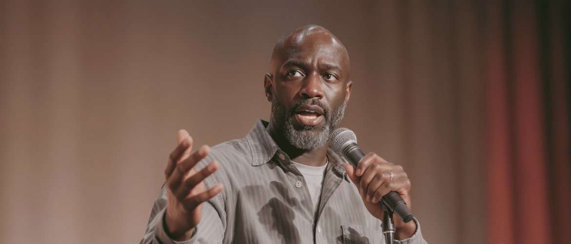 Depuis les &Eacute;tats-Unis, Omar Sy fustige Donald Trump sur sc&egrave;ne : &laquo; Abject, inhumain et honteux &raquo;