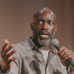 Depuis les &Eacute;tats-Unis, Omar Sy fustige Donald Trump sur sc&egrave;ne : &laquo; Abject, inhumain et honteux &raquo;