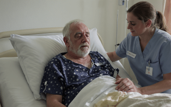 &Eacute;ric Judor raconte comment une m&eacute;ningite qui s&rsquo;aggravait l&rsquo;a conduit &agrave; l&rsquo;h&ocirc;pital, gr&acirc;ce &agrave; l&rsquo;intervention d&rsquo;une amie infirmi&egrave;re